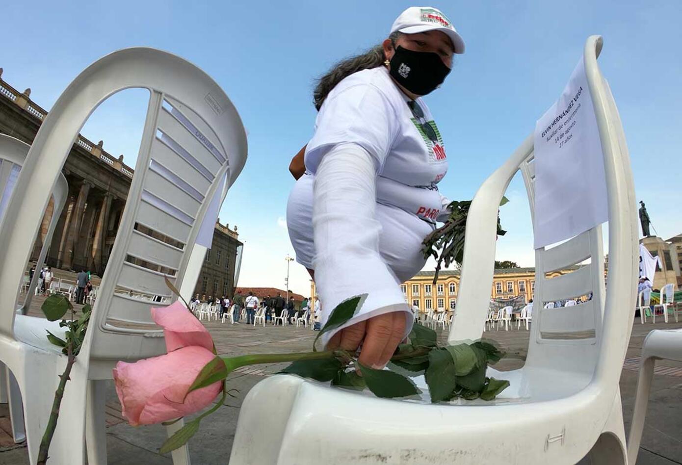 “Las sillas de los ausentes”, homenaje a trabajadores de la salud muertos por covid en Colombia.