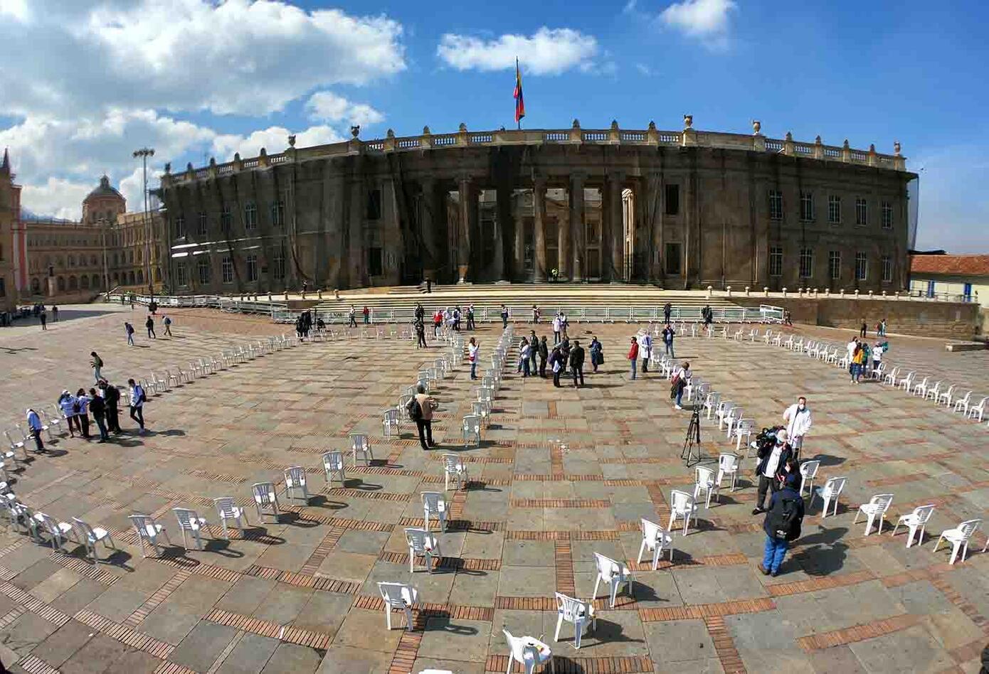 “Las sillas de los ausentes”, homenaje a trabajadores de la salud muertos por covid en Colombia.