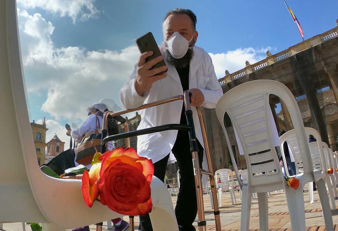 “Las sillas de los ausentes”, homenaje a trabajadores de la salud muertos por covid en Colombia.