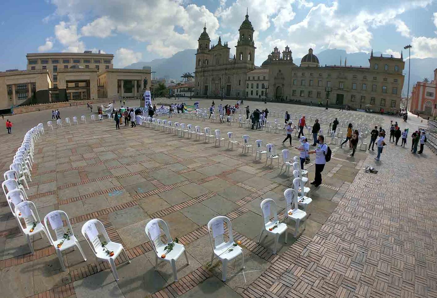 “Las sillas de los ausentes”, homenaje a trabajadores de la salud muertos por covid en Colombia.