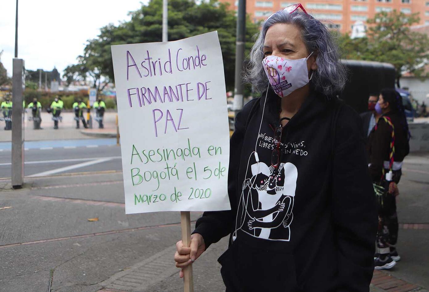 Plantón de mujeres en Bogotá contra abuso policial