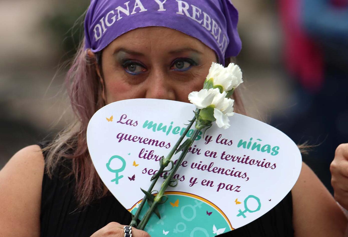 Plantón de mujeres en Bogotá contra abuso policial