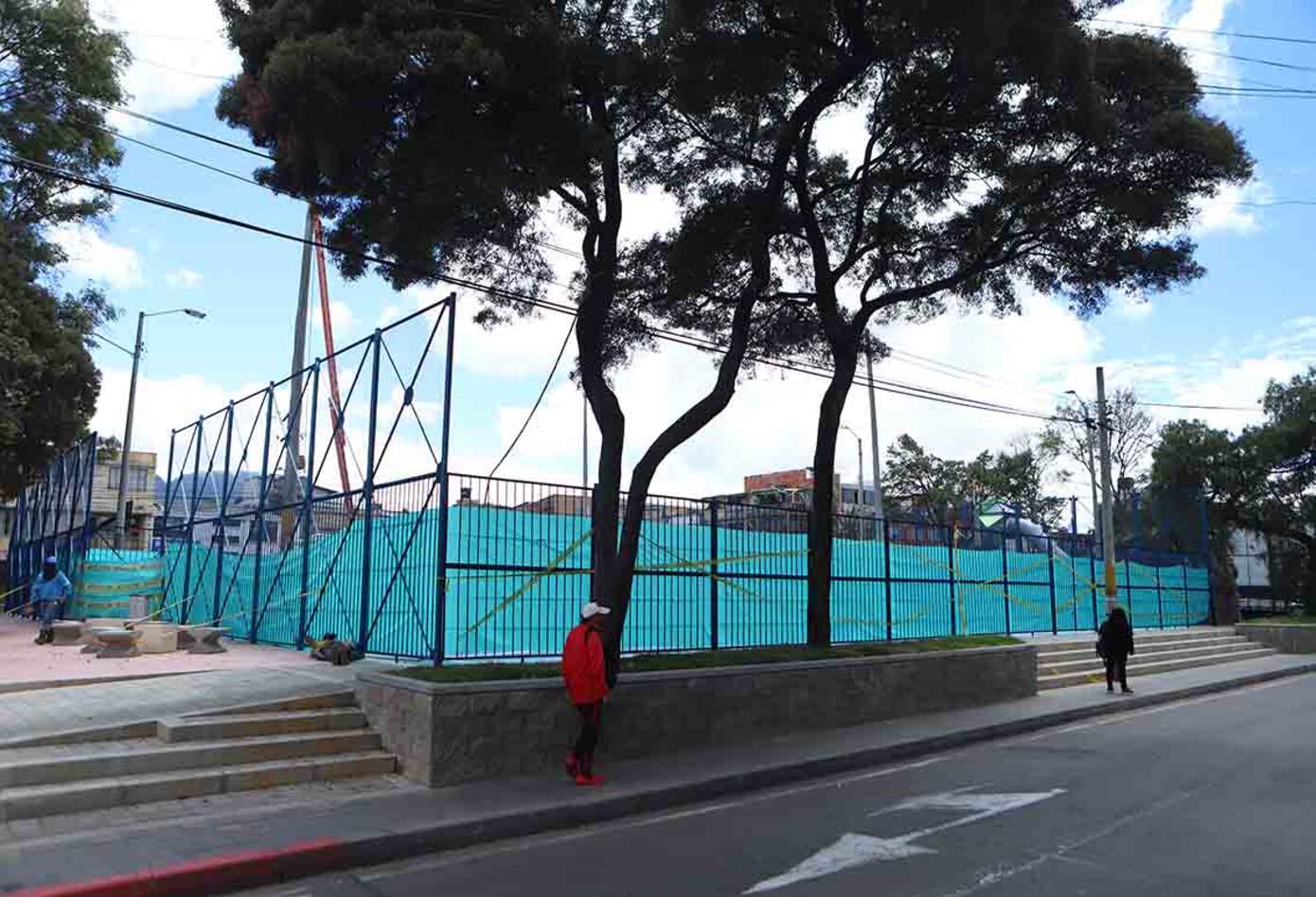Postes en medio de parque en Bogotá Postes en medio de parque en Bogotá