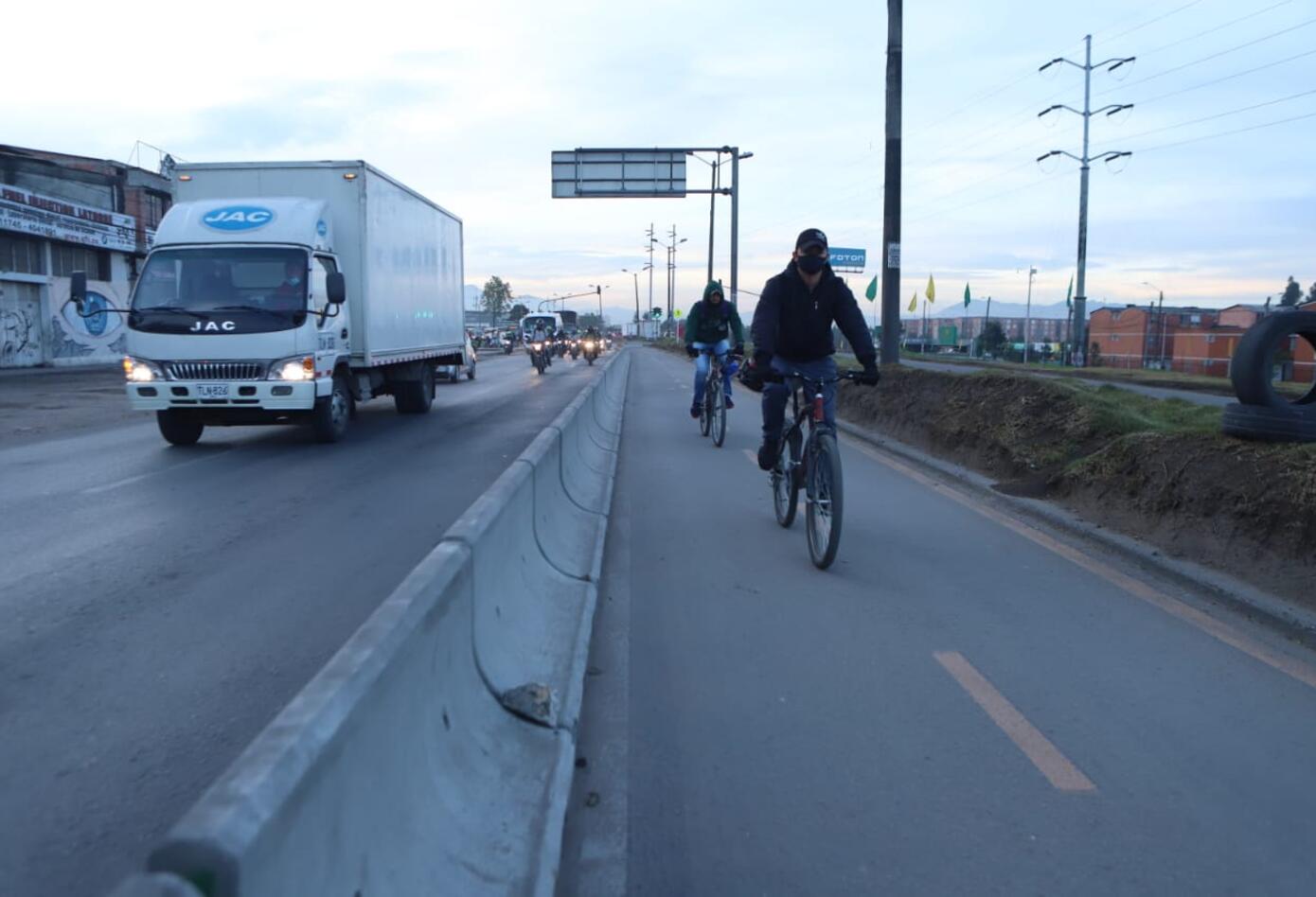 Inicia protesta por parte de conductores contra ciclorruta de Calle 13