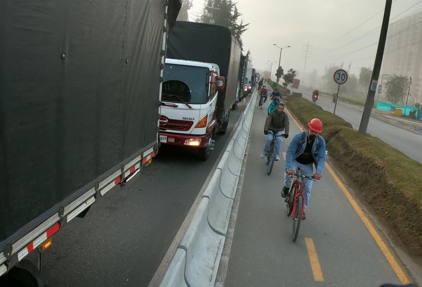Inicia protesta por parte de conductores contra ciclorruta de Calle 13