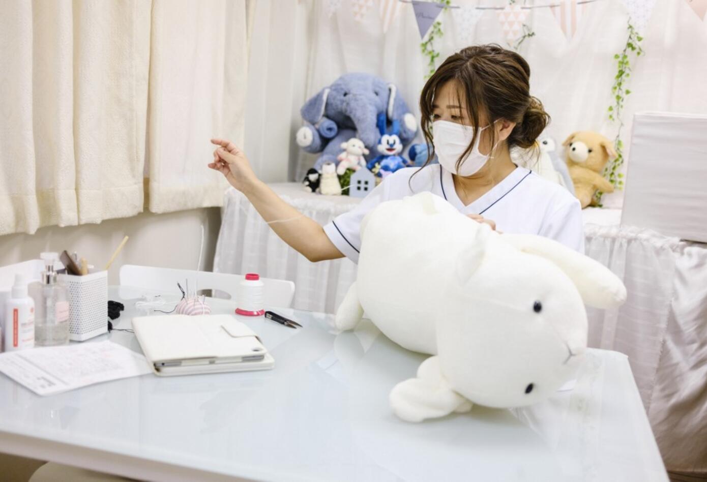 Una "clínica" en Japón se dedica a reparar peluches dañados