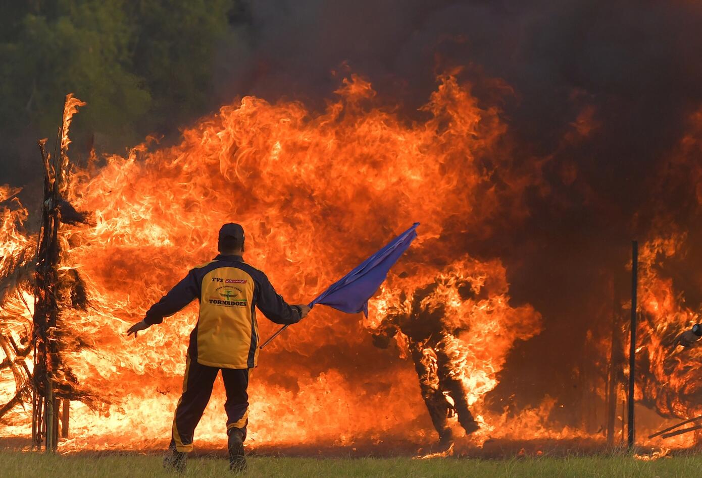 Motociclista cruzó túnel de fuego de 127 metros