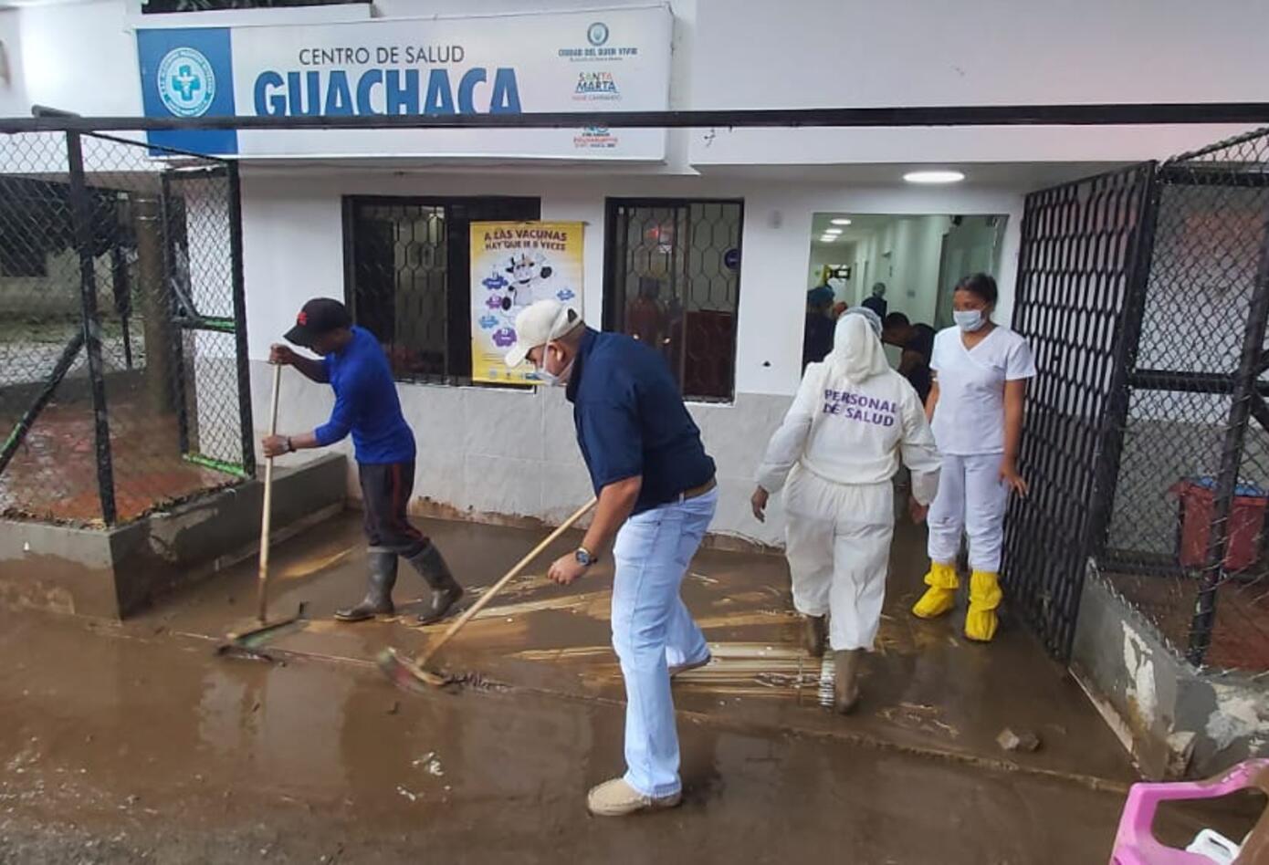El Gerente de la ESE con escoba en mano apoya al equipo para limpiar el centro de salud luego que bajar los niveles del río Guachaca