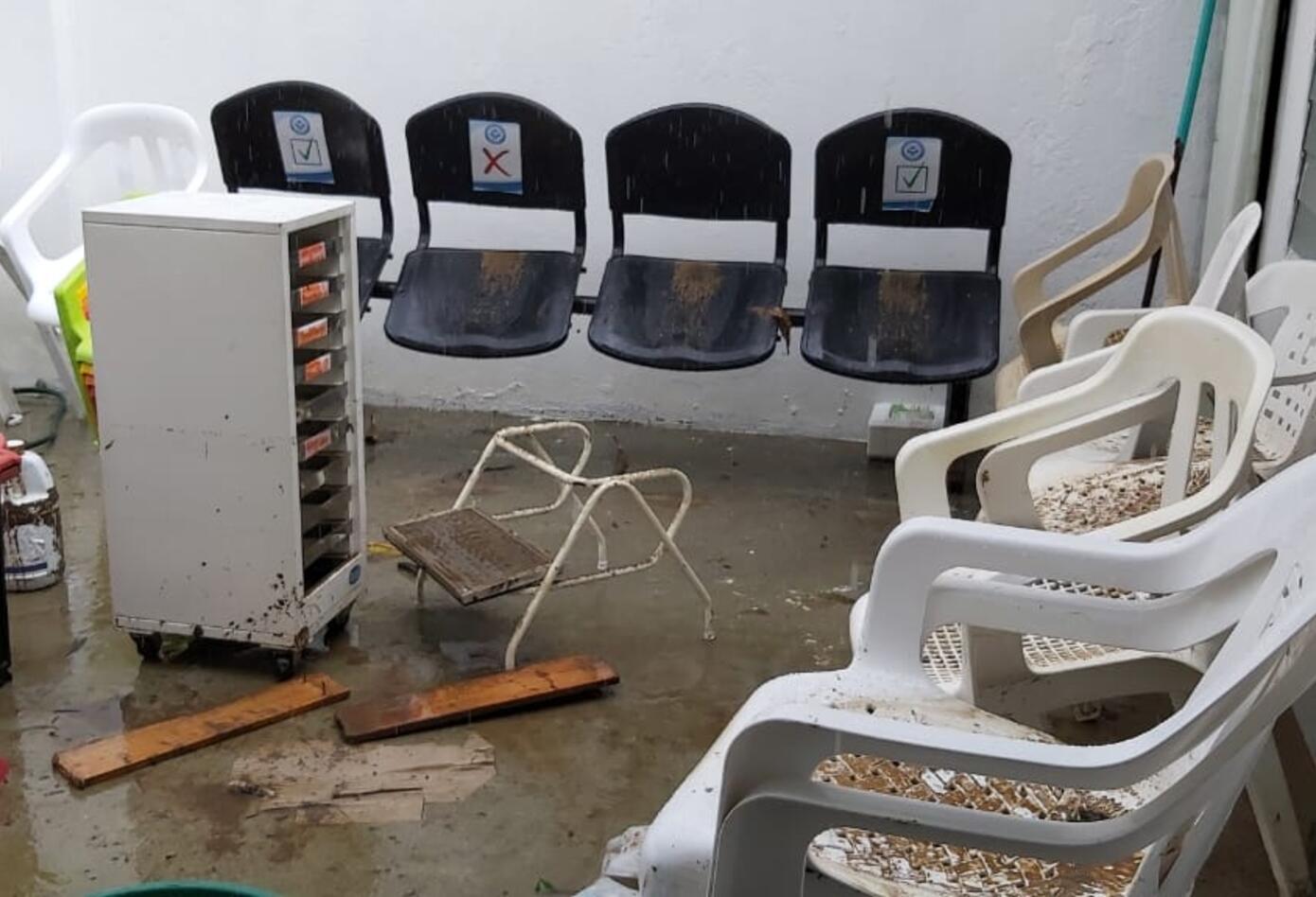 fue necesario la evacuación de los elementos del puesto de salud para poder atender a pacientes en sitios improvisados