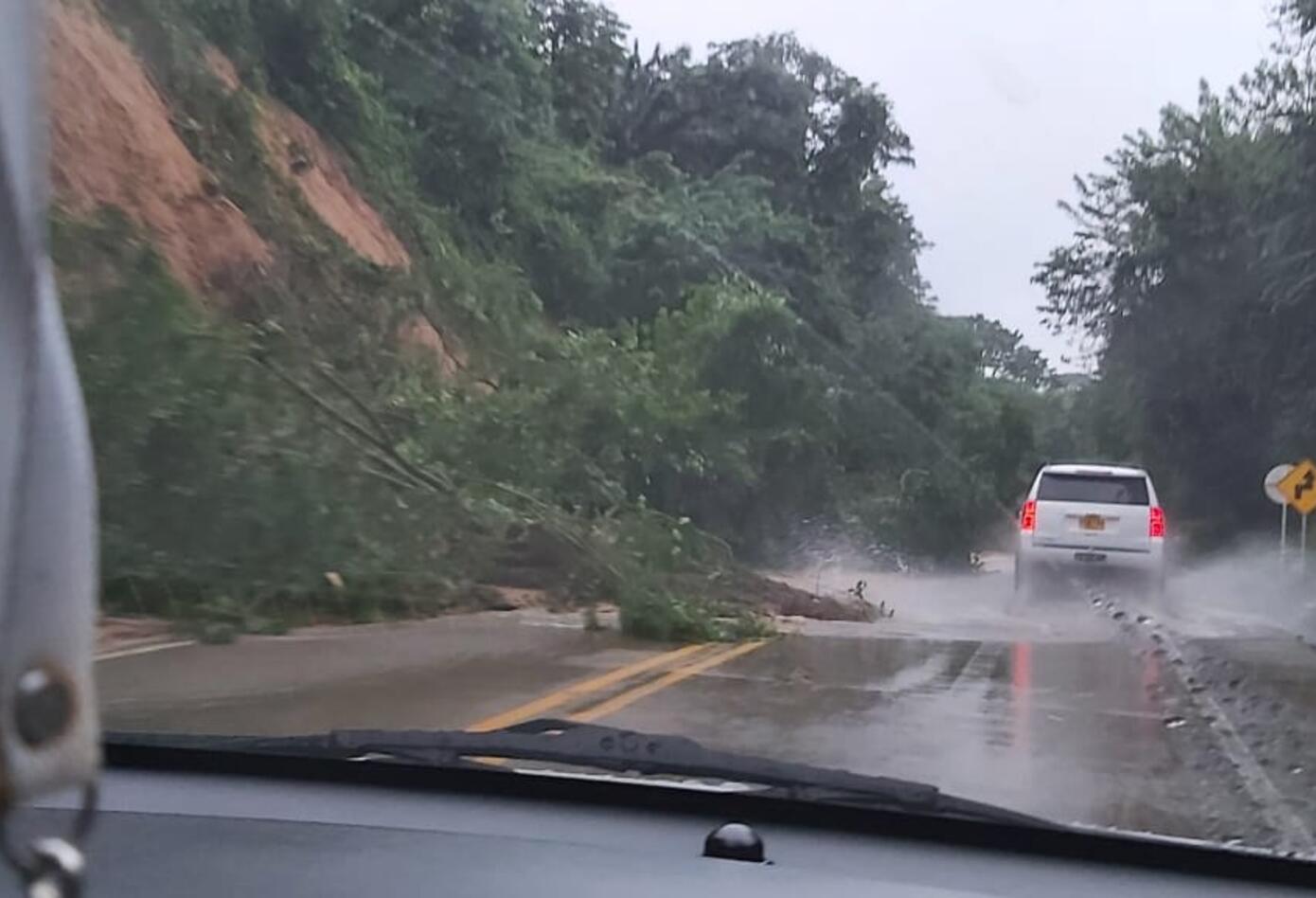 Los usuarios de la troncal desde Santa Marta hasta Palomino están encontrando este tipo de afectaciones por las fuertes lluvias que se presentan