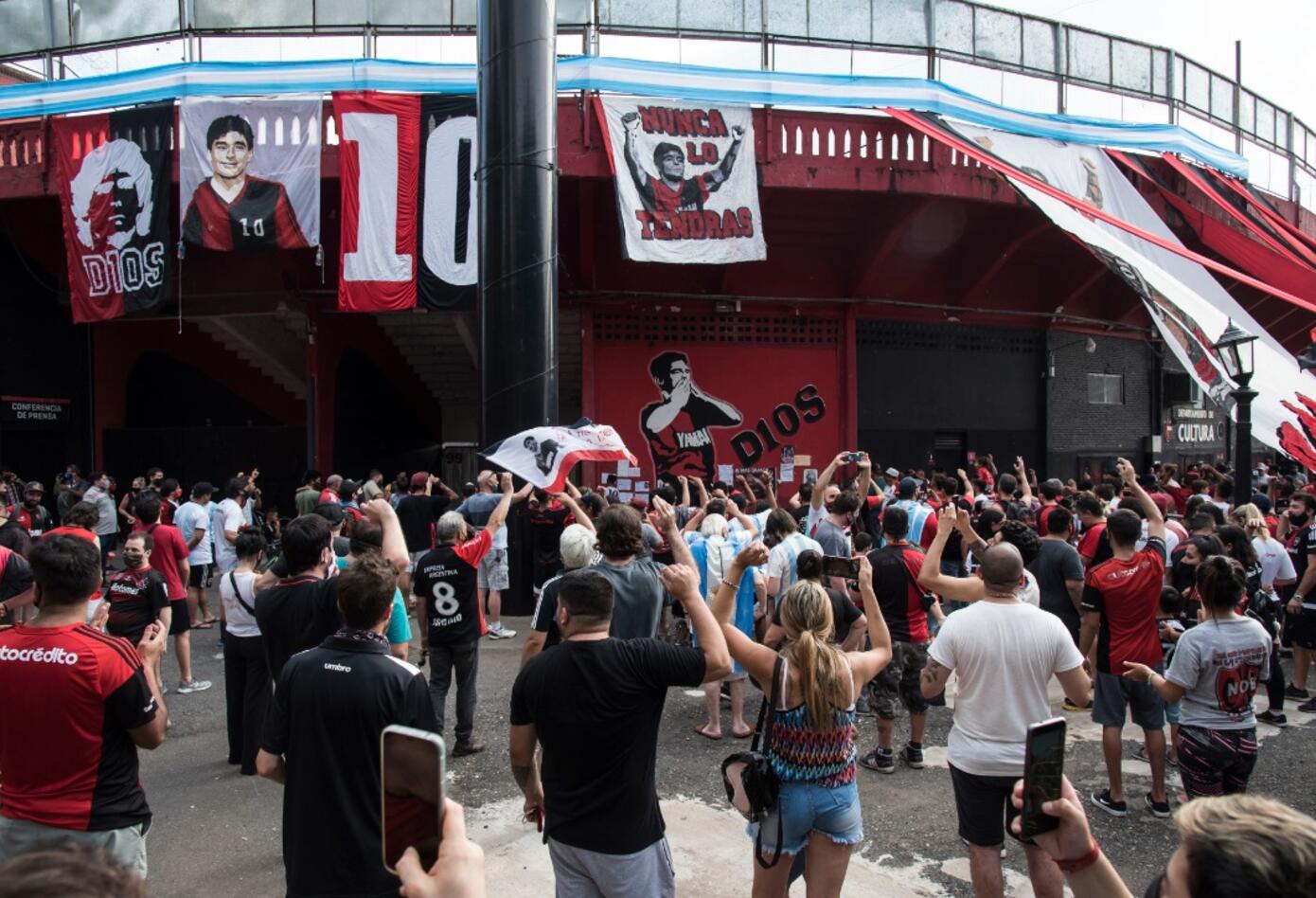 Hinchas argentinos despidiendo a Maradona