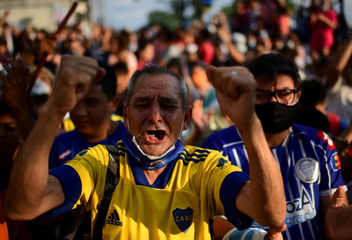 Hinchas argentinos despidiendo a Maradona