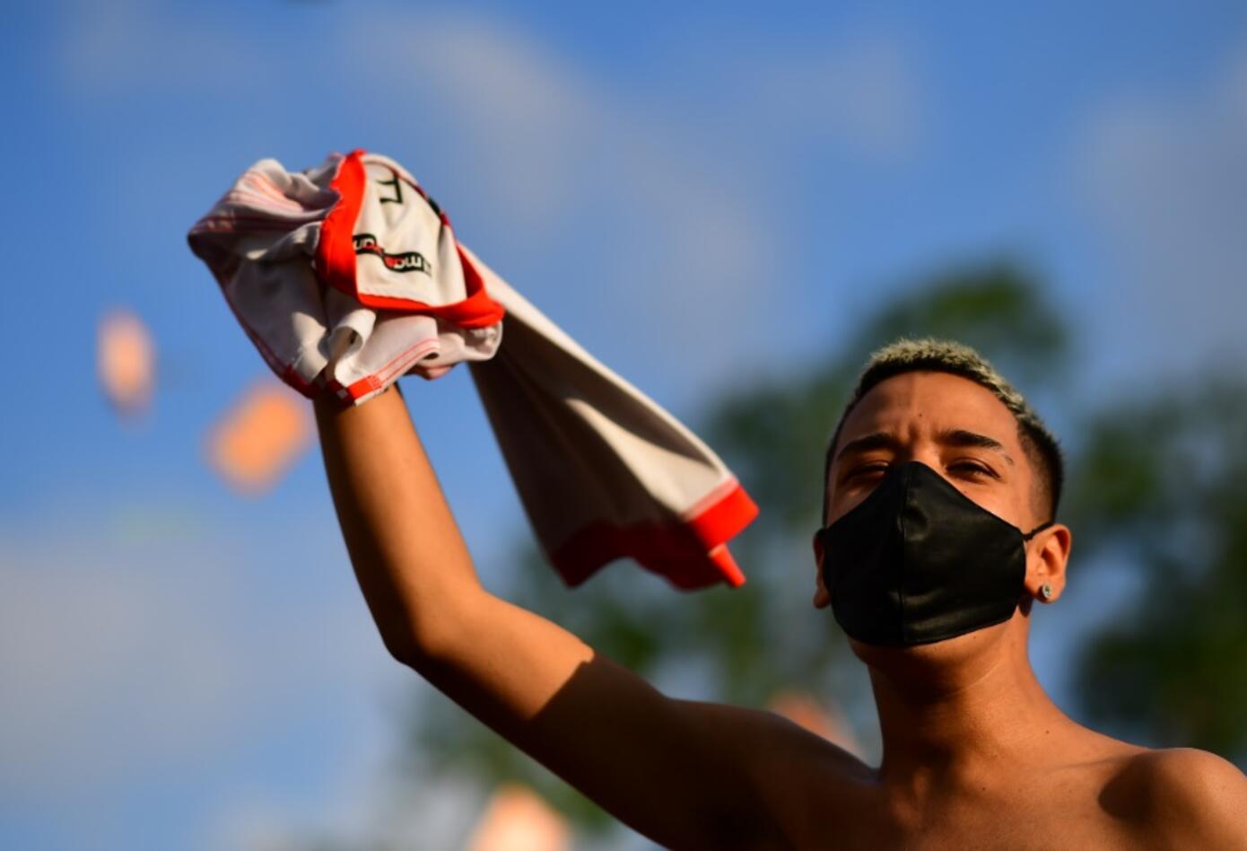 Hinchas argentinos despidiendo a Maradona