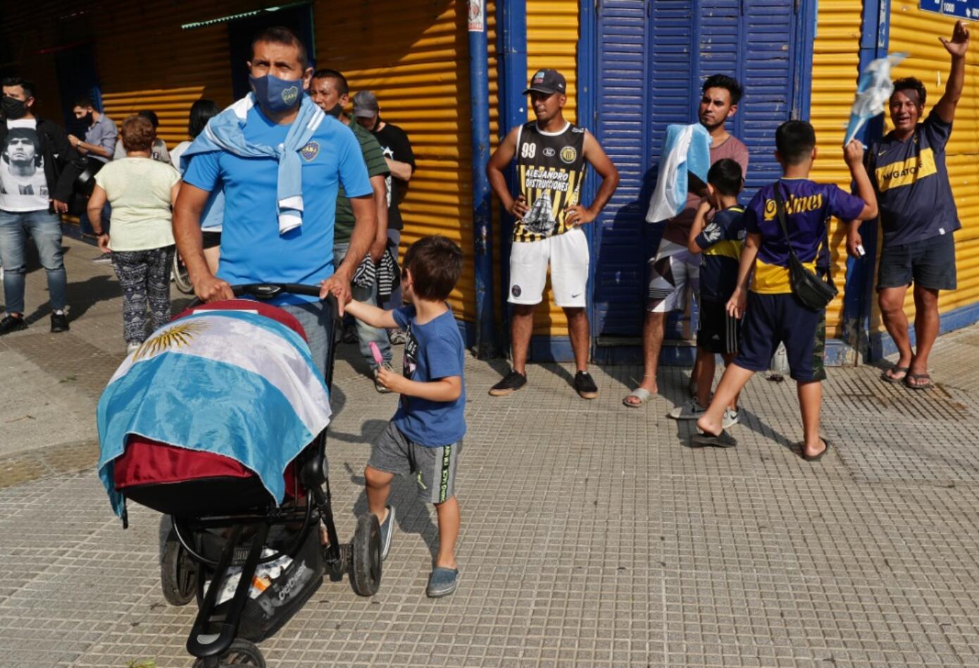 Hinchas argentinos despidiendo a Maradona