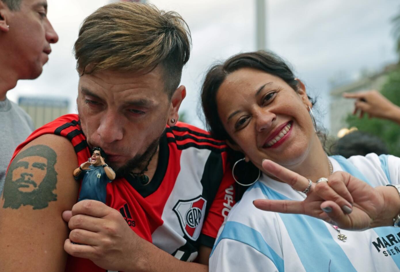 Hinchas argentinos despidiendo a Maradona
