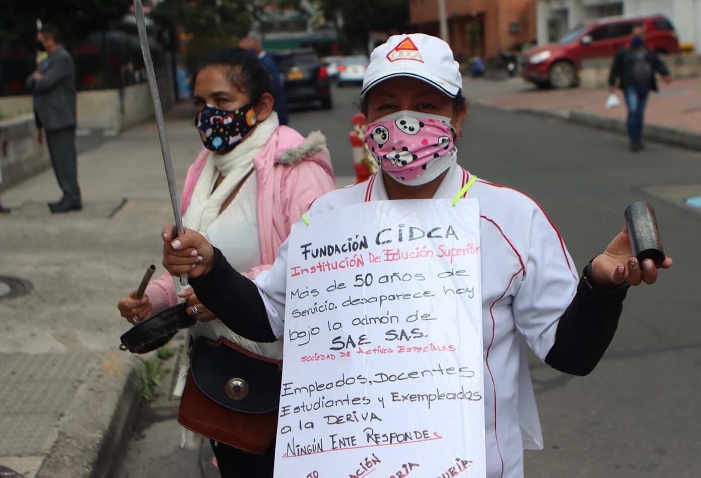 Protesta de empleados de la Fundación CIDCA encadenados
