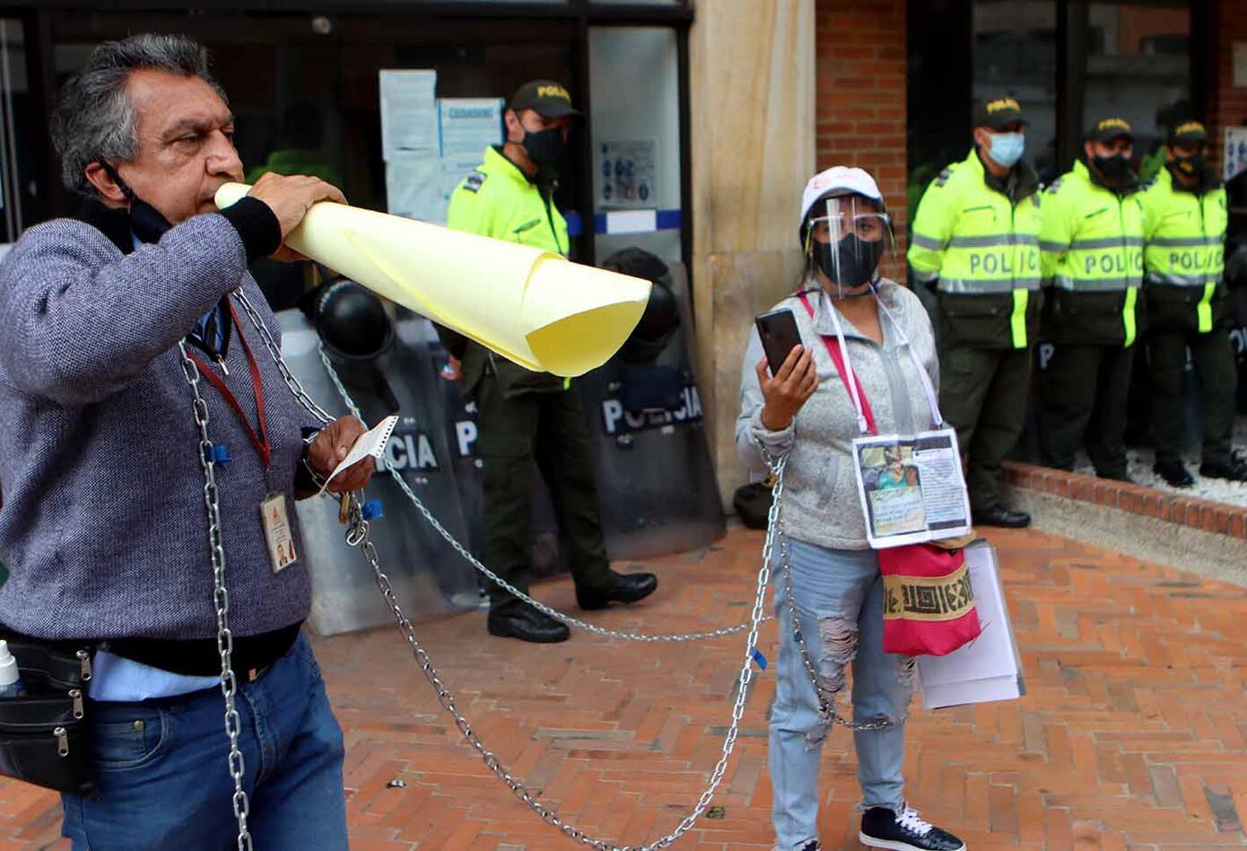 Protesta de empleados de la Fundación CIDCA encadenados