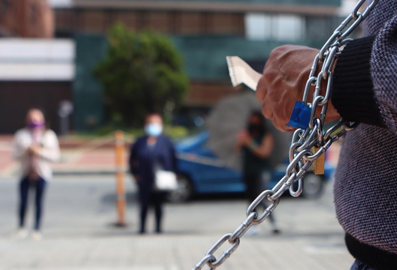 Protesta de empleados de la Fundación CIDCA encadenados