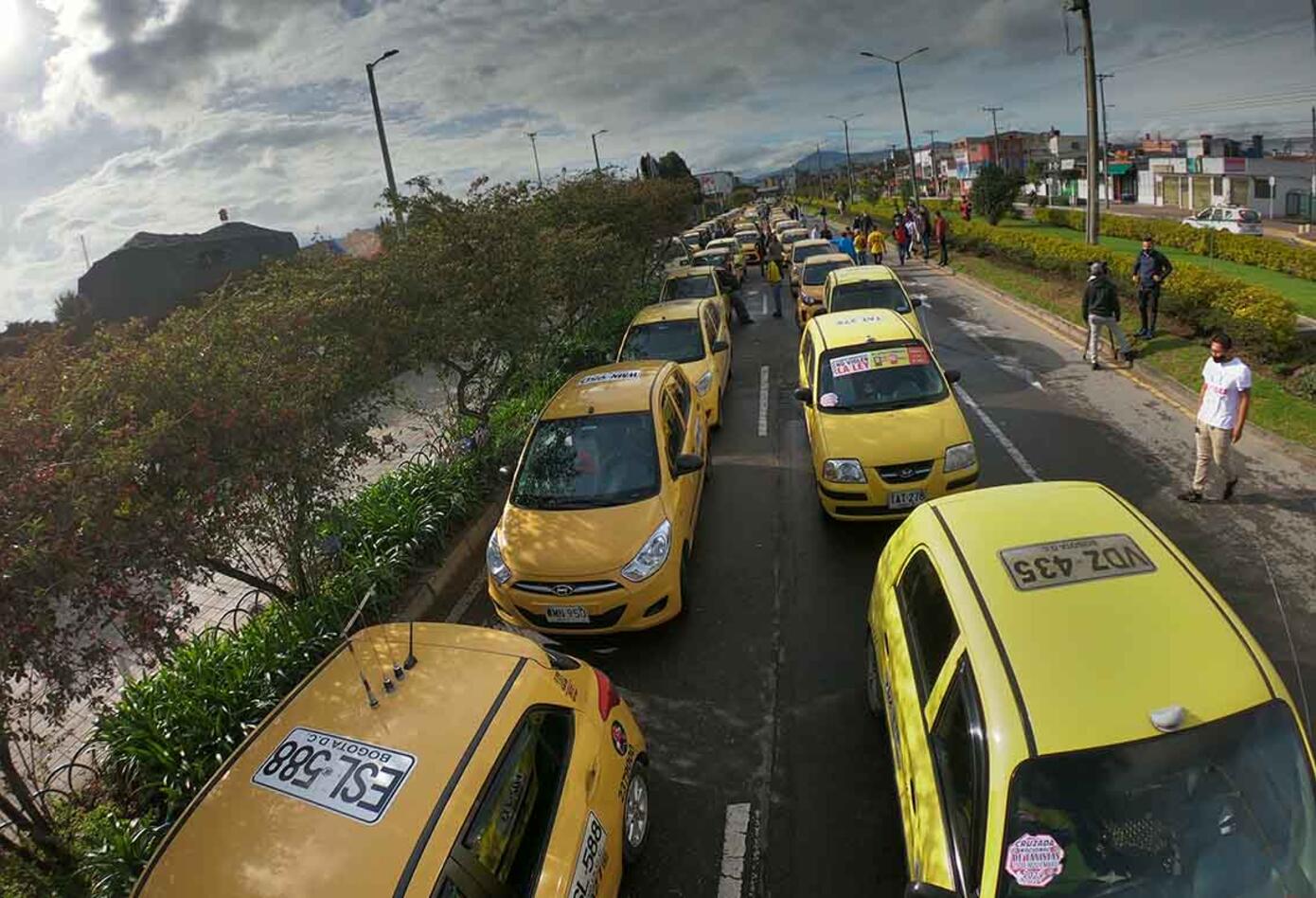 Taxistas de Bogotá protestan: dicen no a legalización de Uber y otras plataformas