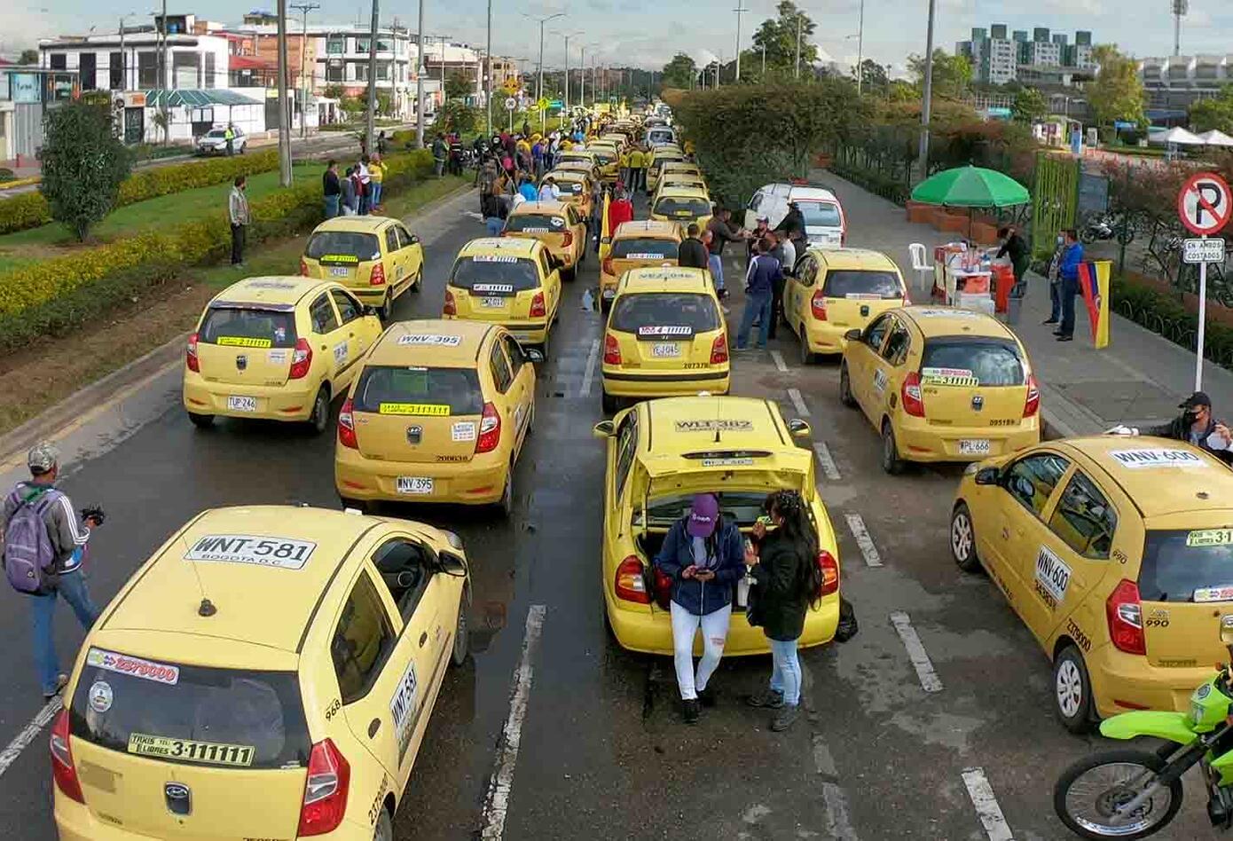 Taxistas de Bogotá protestan: dicen no a legalización de Uber y otras plataformas