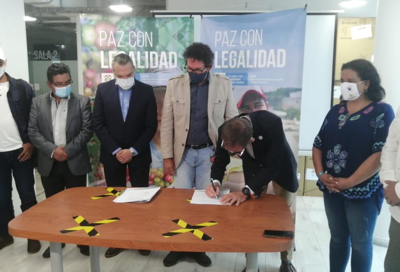 Reunión entre desmovilizados de las Farc y el Gobierno.