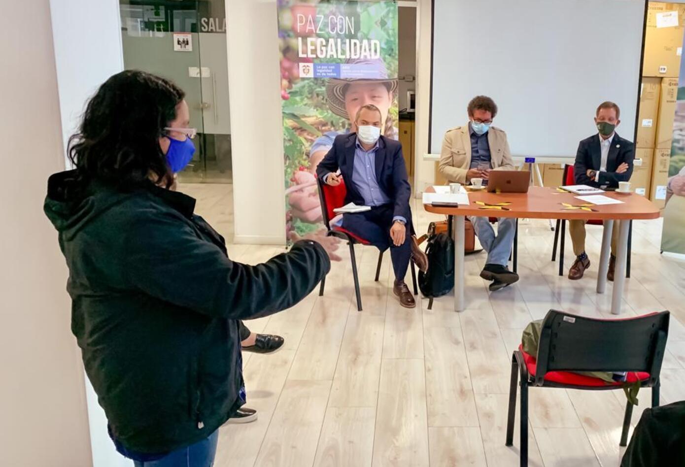 Reunión entre desmovilizados de las Farc y el Gobierno.