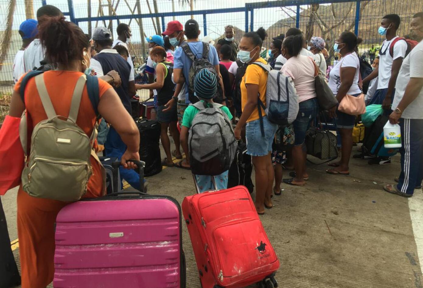 Habitantes de Providencia levantan los escombros de sus viviendas tras la devastación que dejó Iota