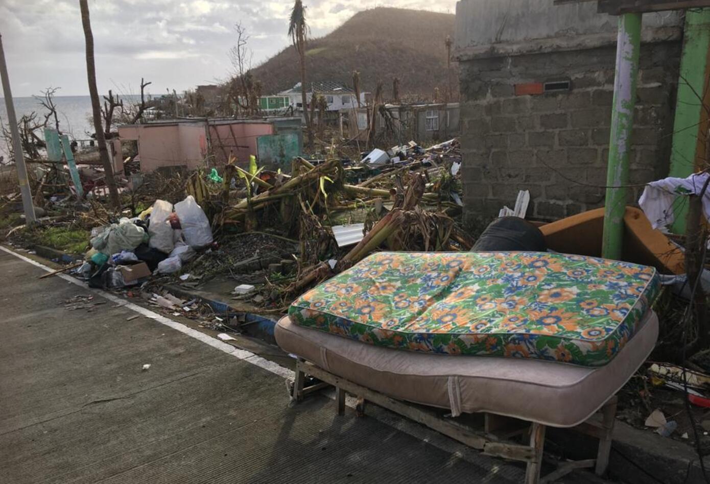 Habitantes de Providencia levantan los escombros de sus viviendas tras la devastación que dejó Iota