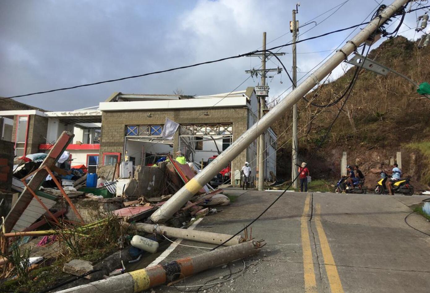 Habitantes de Providencia levantan los escombros de sus viviendas tras la devastación que dejó Iota