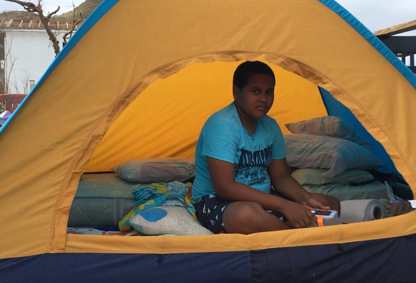 Habitantes de Providencia levantan los escombros de sus viviendas tras la devastación que dejó Iota