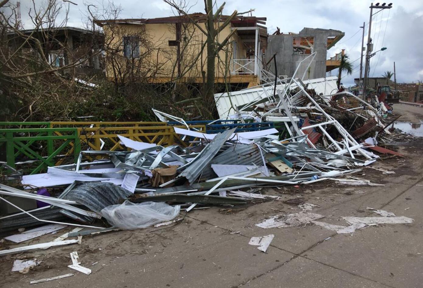 Habitantes de Providencia levantan los escombros de sus viviendas tras la devastación que dejó Iota