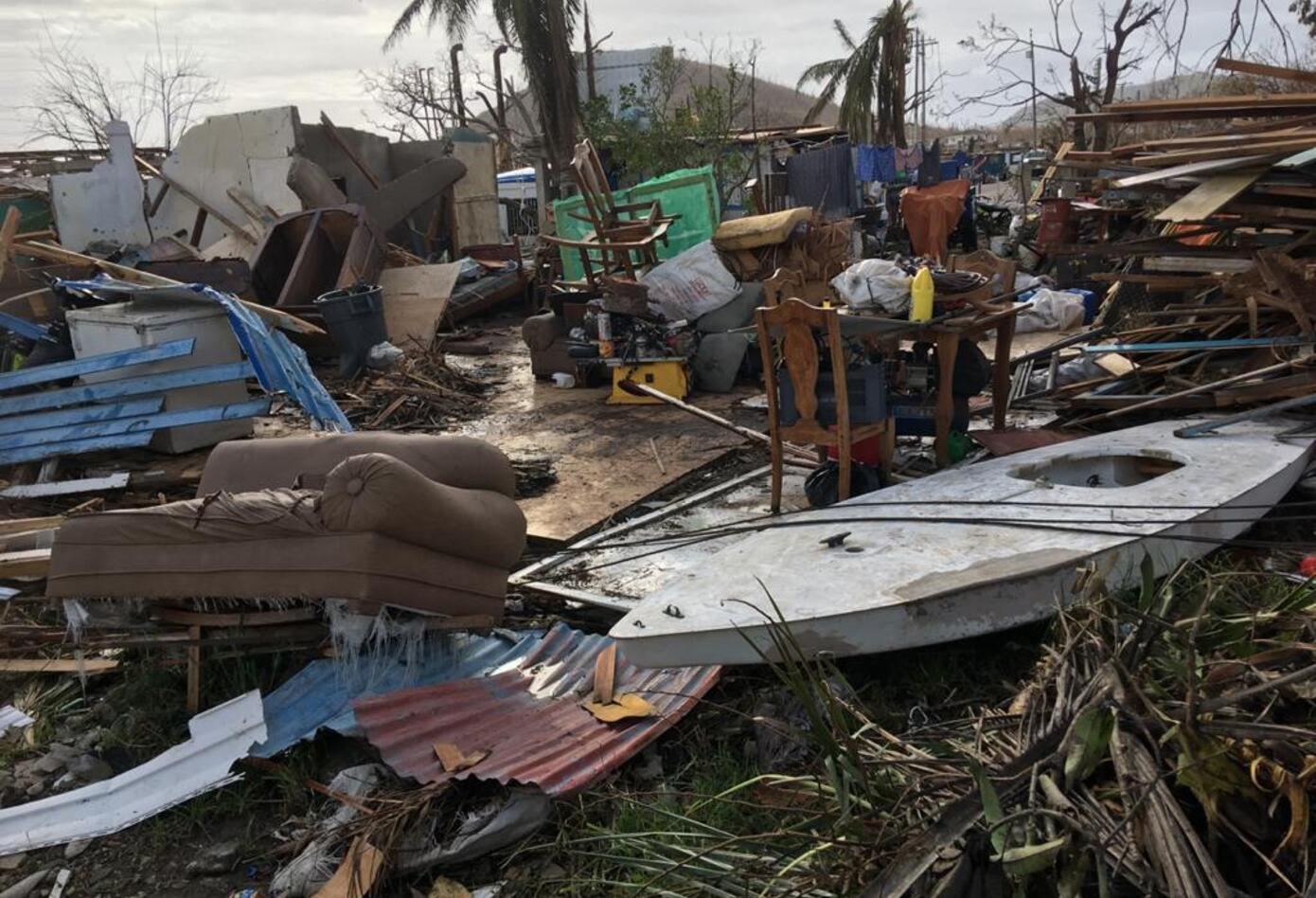 Habitantes de Providencia levantan los escombros de sus viviendas tras la devastación que dejó Iota