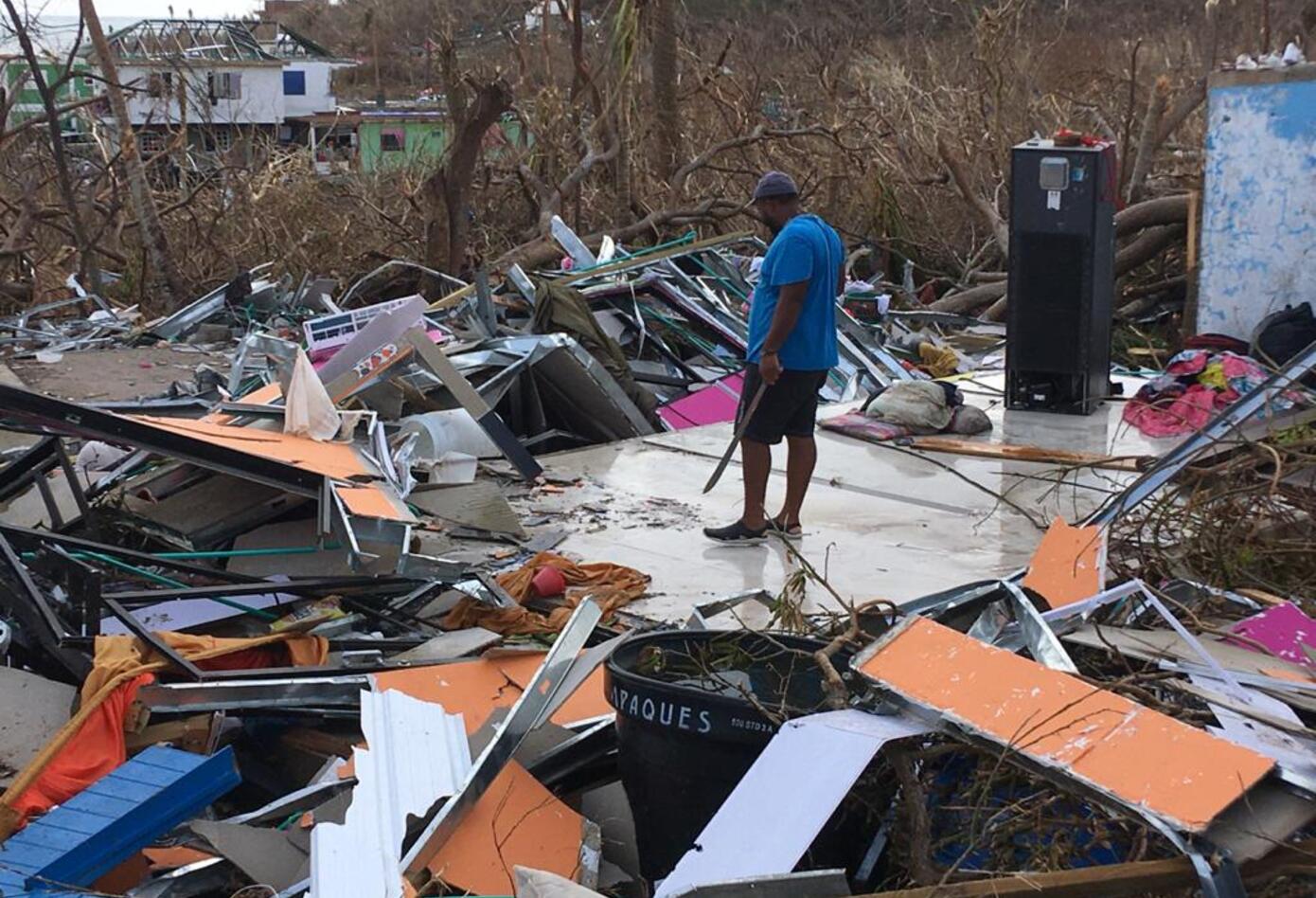 Habitantes de Providencia levantan los escombros de sus viviendas tras la devastación que dejó Iota