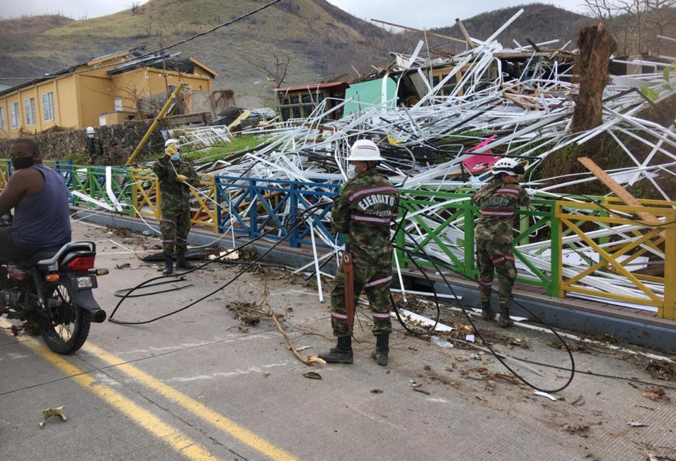 Habitantes de Providencia levantan los escombros de sus viviendas tras la devastación que dejó Iota