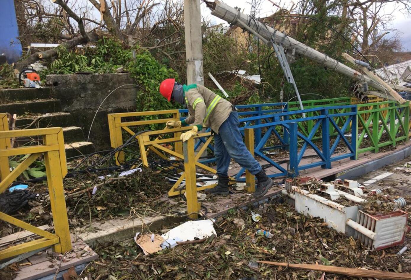 Habitantes de Providencia levantan los escombros de sus viviendas tras la devastación que dejó Iota
