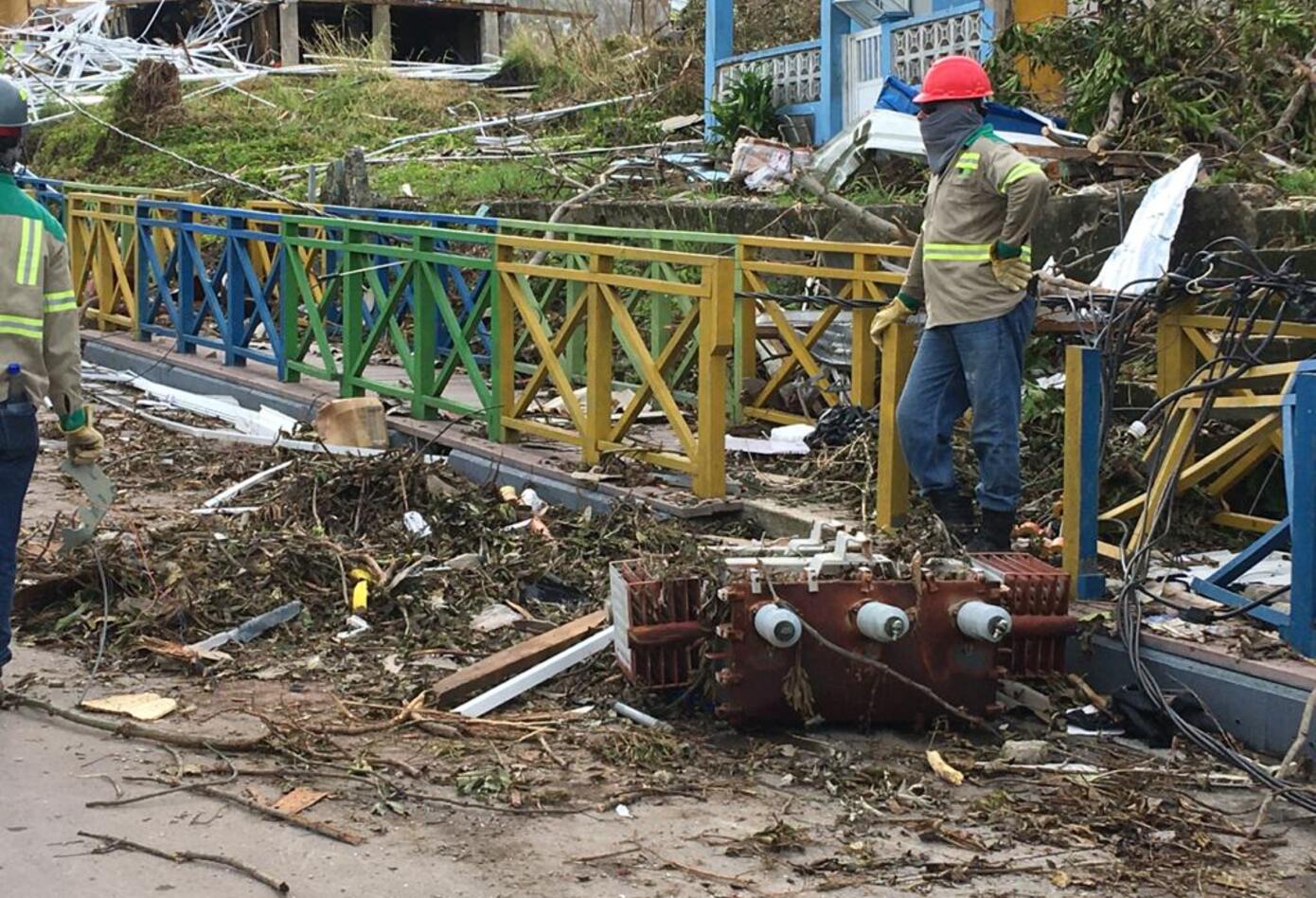 Habitantes de Providencia levantan los escombros de sus viviendas tras la devastación que dejó Iota