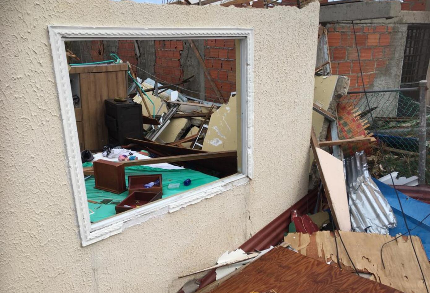 Habitantes de Providencia levantan los escombros de sus viviendas tras la devastación que dejó Iota