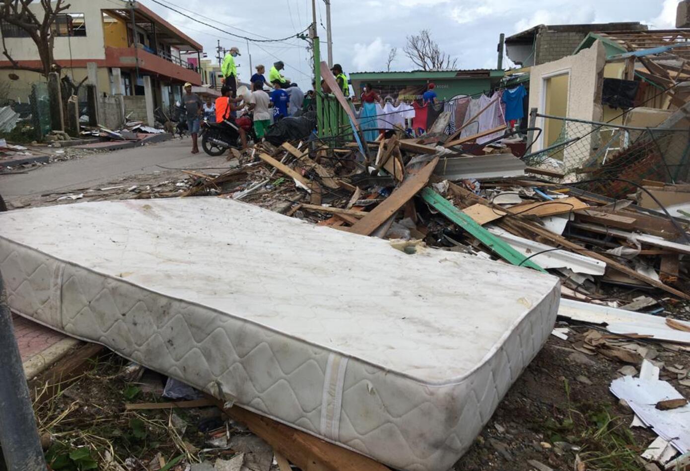 Habitantes de Providencia levantan los escombros de sus viviendas tras la devastación que dejó Iota