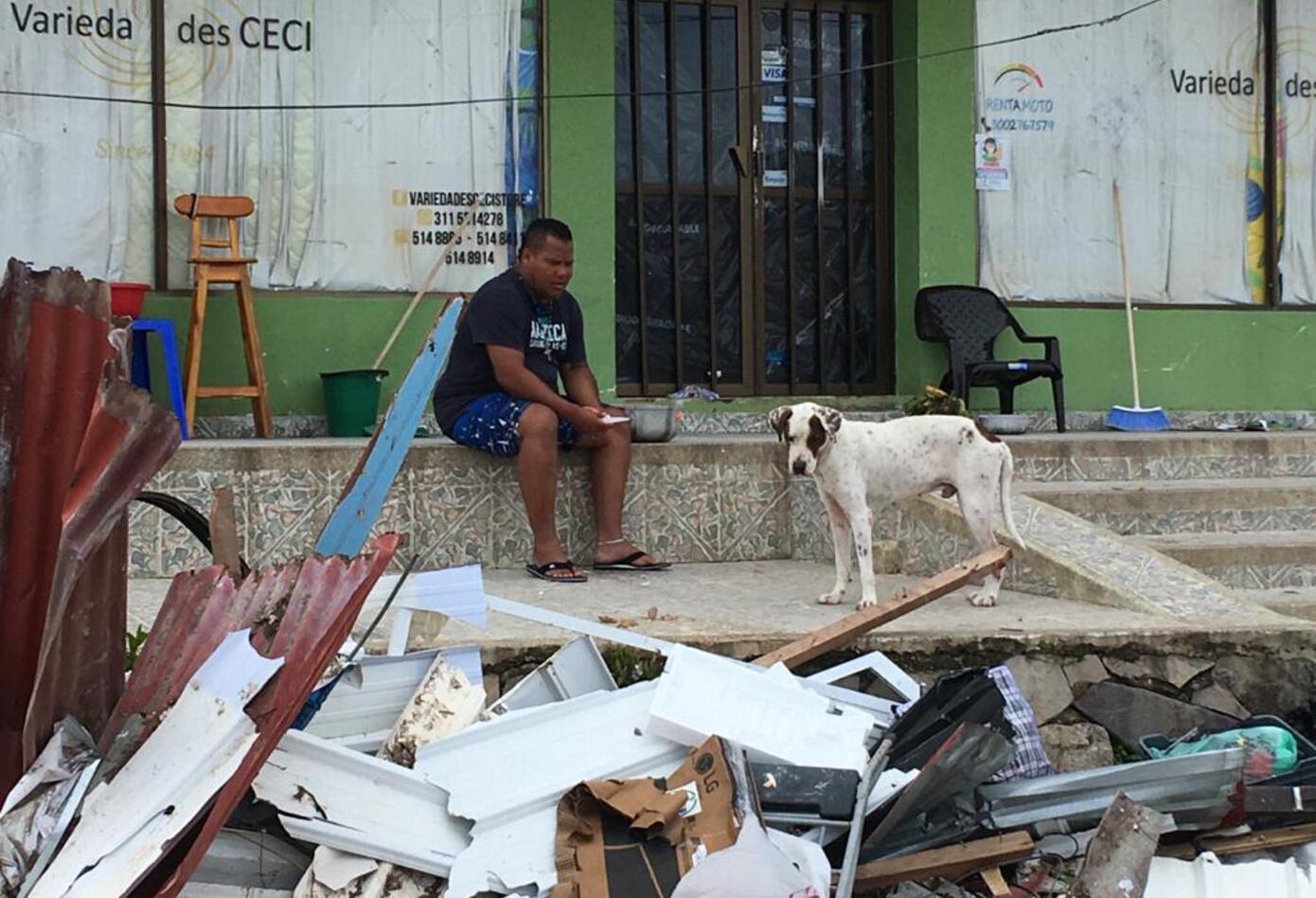 Habitantes de Providencia levantan los escombros de sus viviendas tras la devastación que dejó Iota