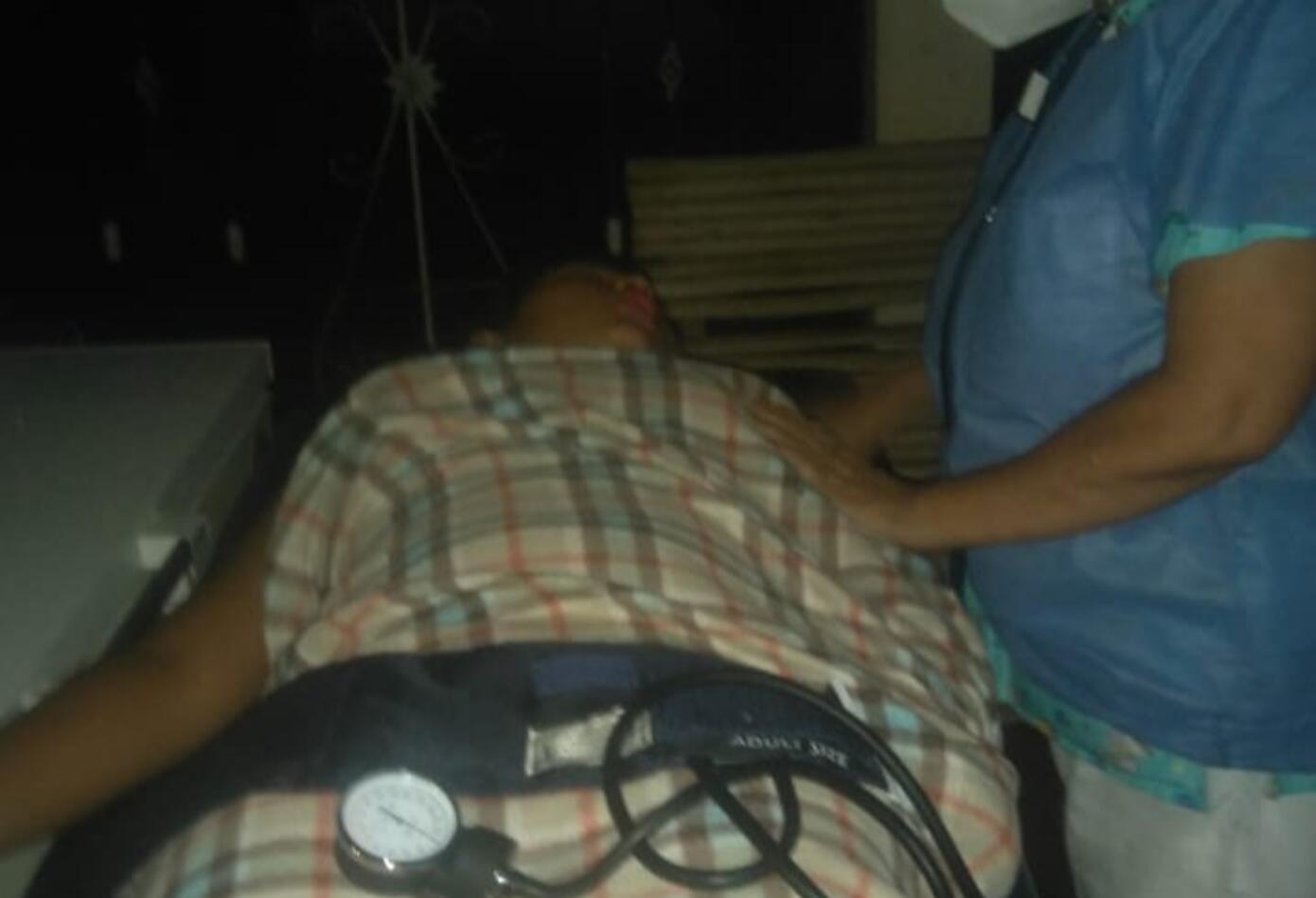 Los galenos improvisaron puesto de atención en las casas vecina s