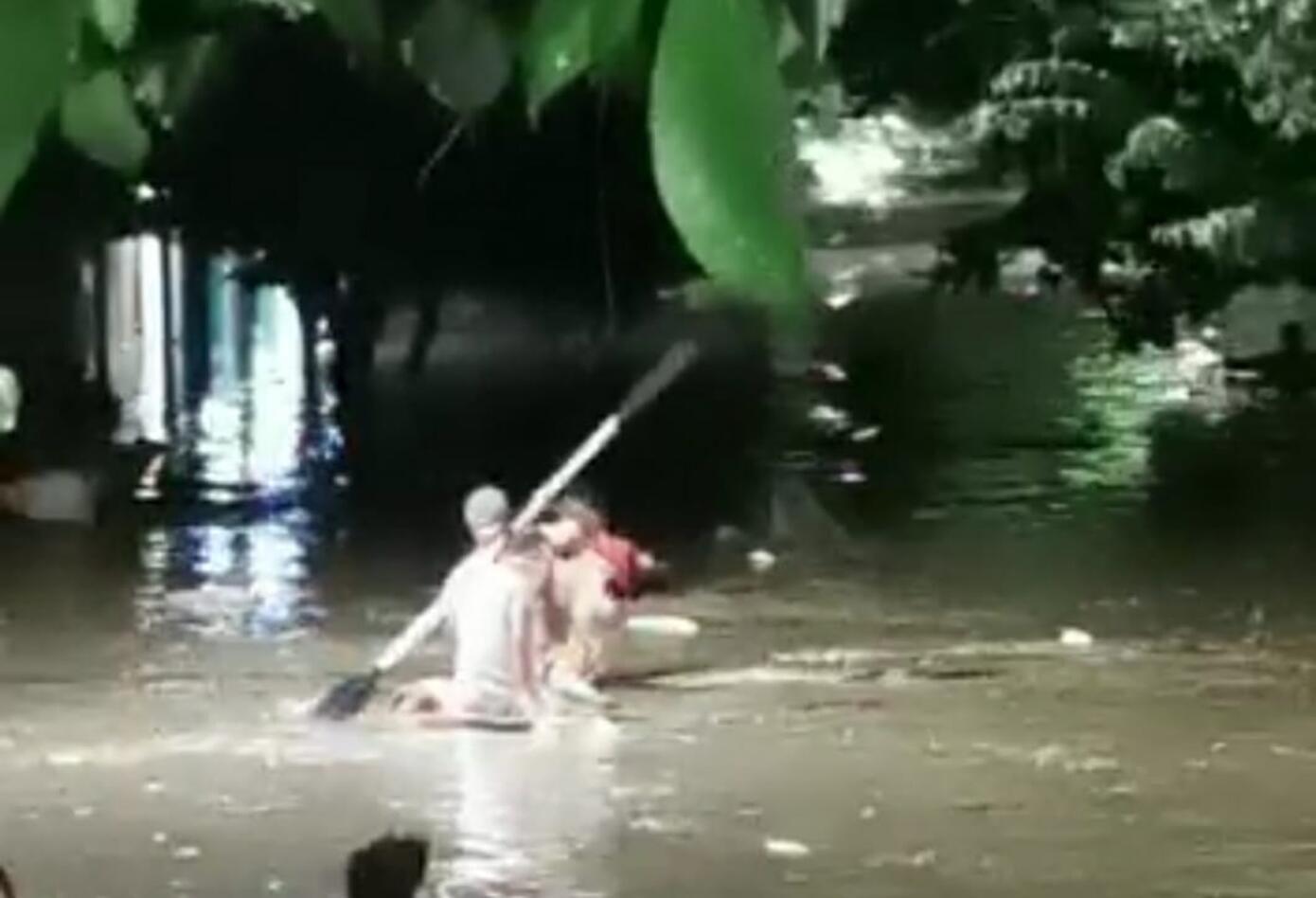 Las familias con chalupa y soga ayudaron a resguardar a quienes quedaron atrapados en medio de la corriente