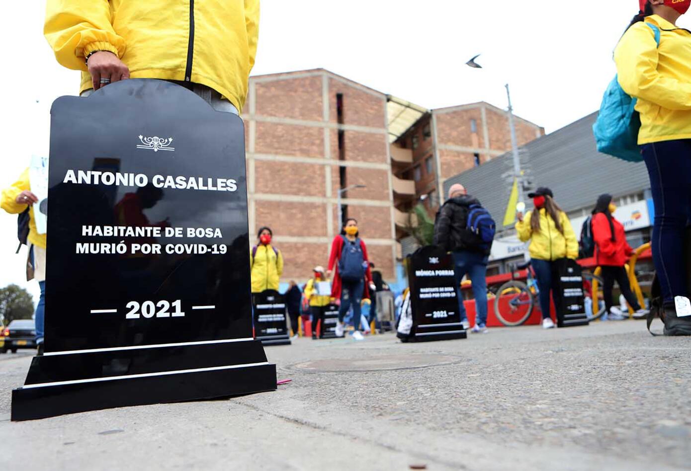 Campaña de sensibilización en Bosa con lapidas por el coronavirus