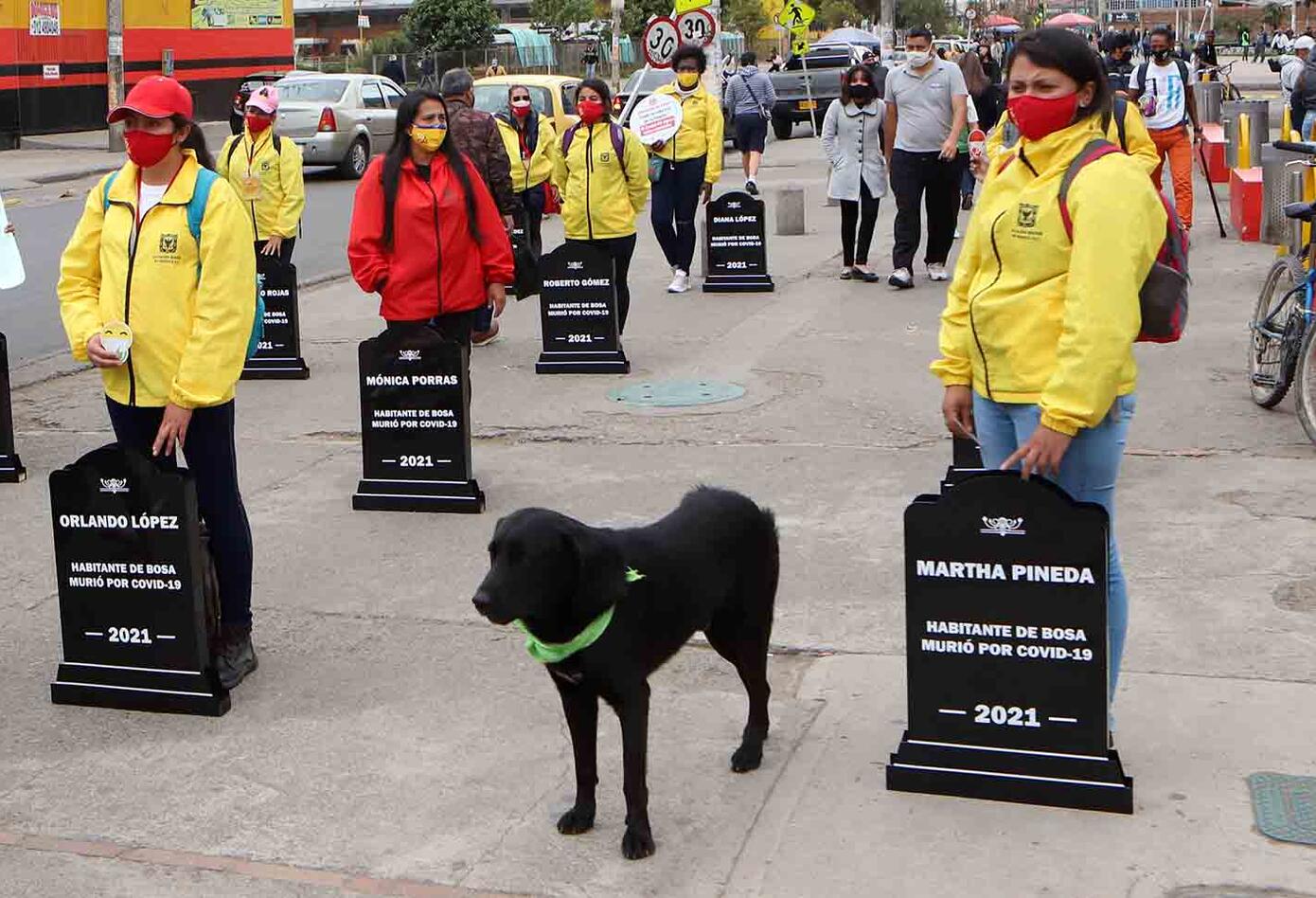 Campaña de sensibilización en Bosa con lapidas por el coronavirus