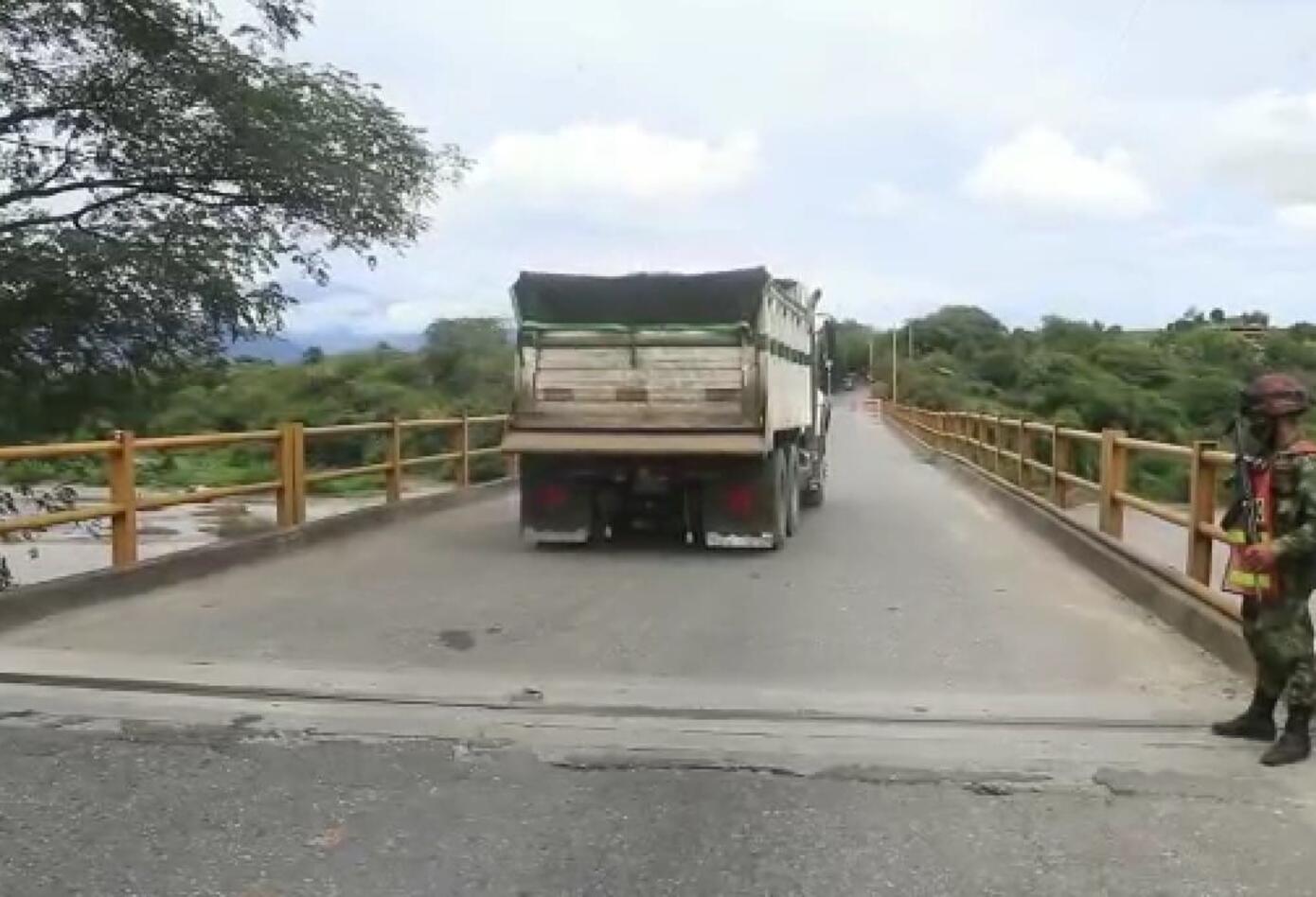 El paso de vehículos pesados será uno a la vez.