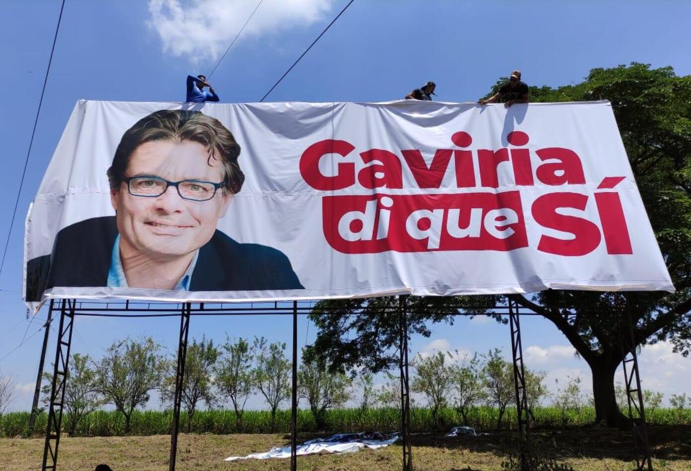 Alejandro Gaviria y las vallas en que le piden ser candidato en 2022.