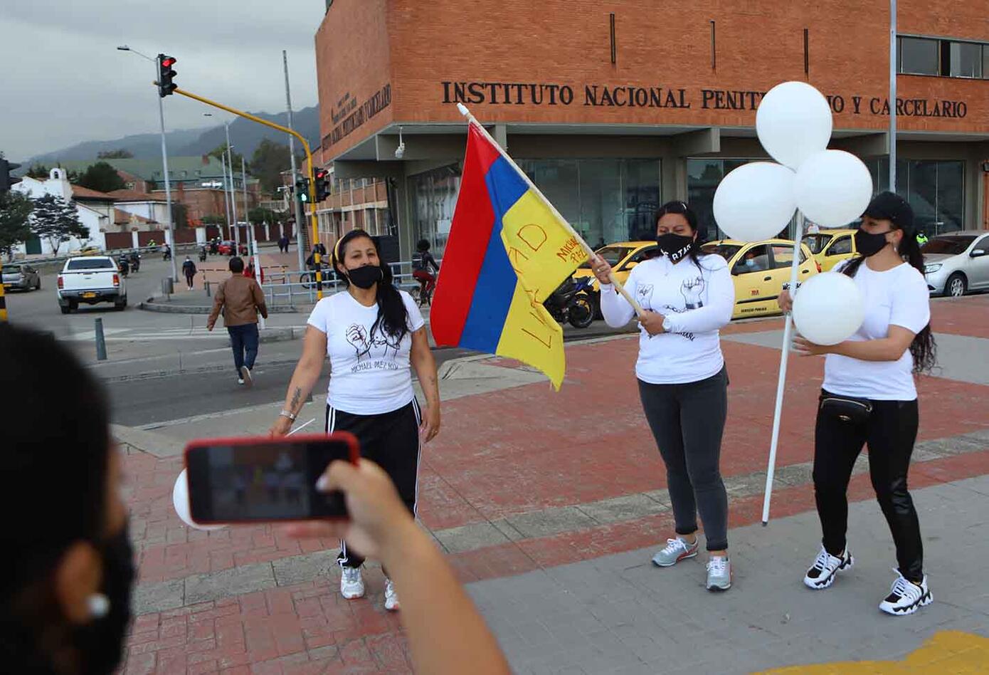 Familiares de presos protestan en Inpec para que se reactiven visitas