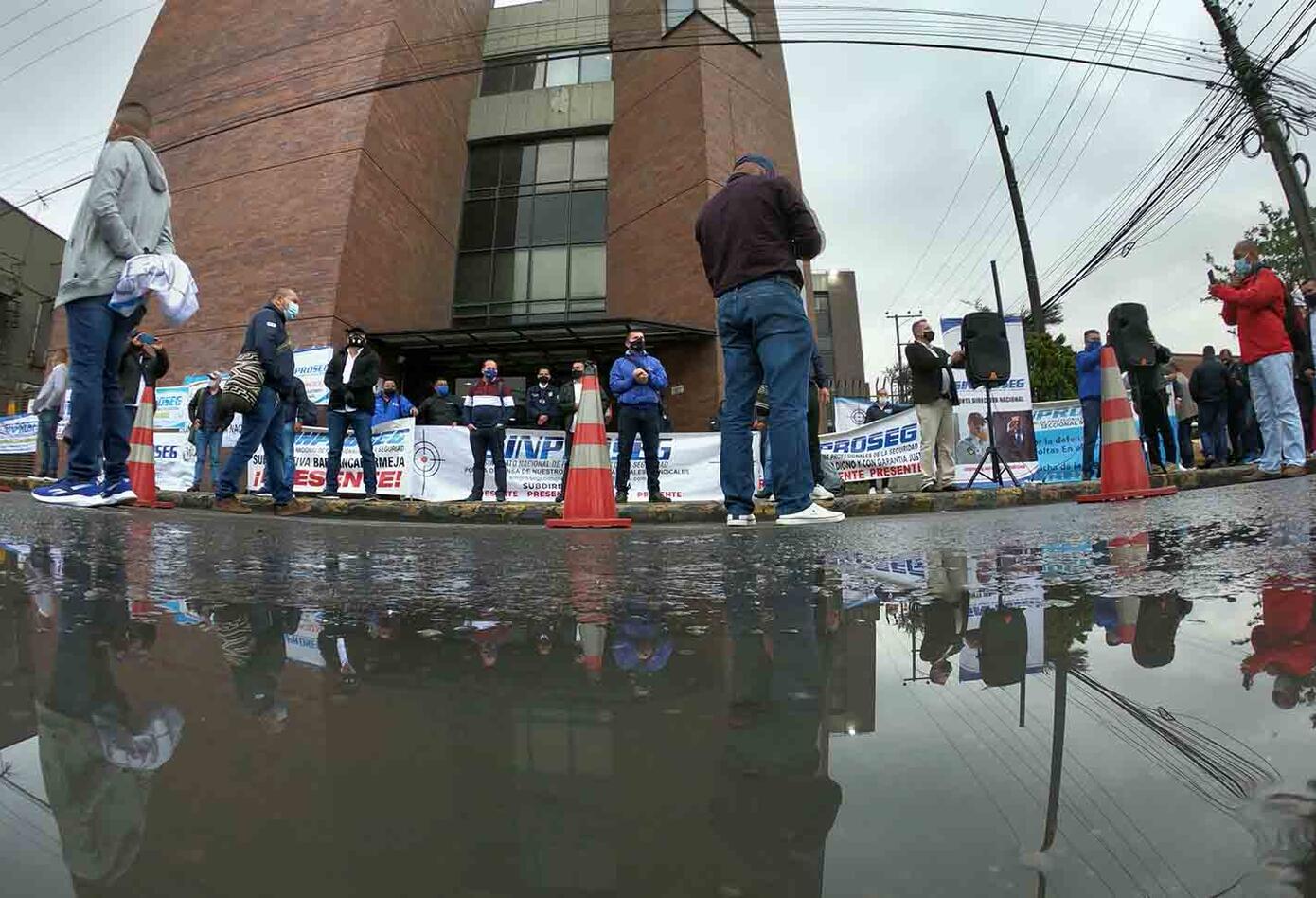 UNP – Escoltas de Unidad Nacional de Protección protestan en Bogotá