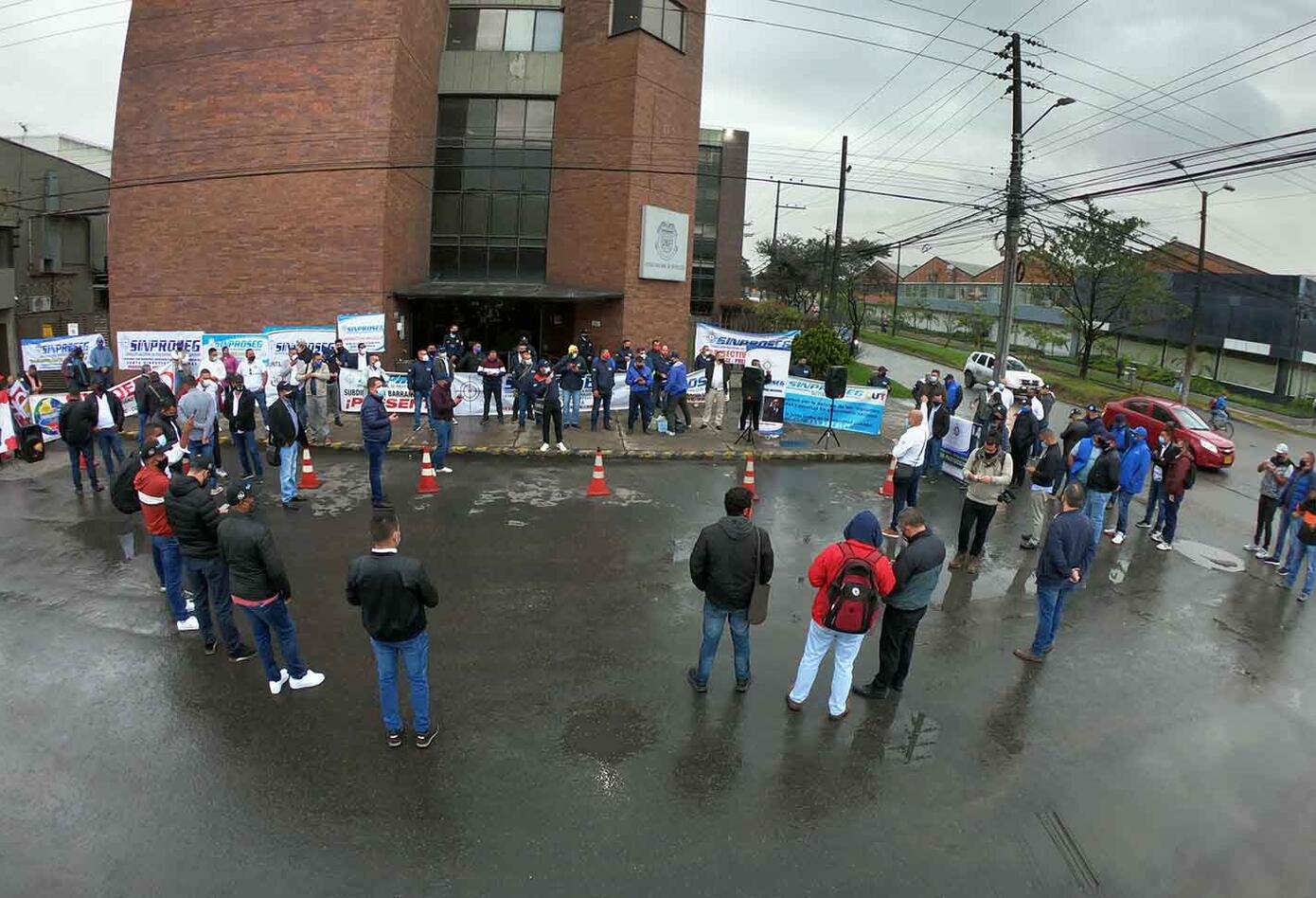 UNP – Escoltas de Unidad Nacional de Protección protestan en Bogotá