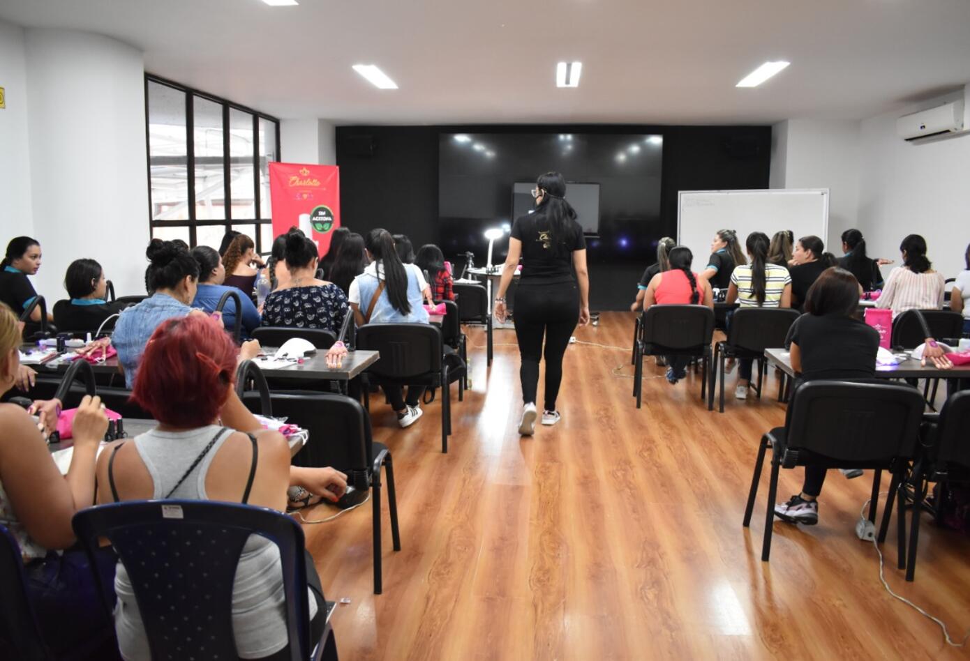 La Ruta de Charlotte - Manicure - Pedicure