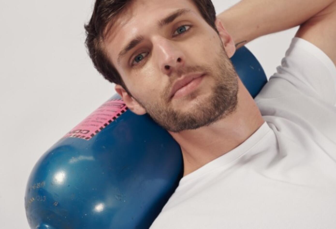 Moda masculina con con botellas reciclables